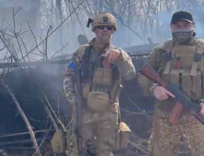 'Позаду російський танк': добровольці США зняли відео з розбитою технікою РФ в Україні 'Позаду російський танк': добровольці США зняли відео з розбитою технікою РФ в Україні