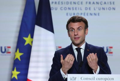 Макрон зізнався, для чого спілкується телефоном з Путіним