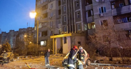 Остатки сбитой российской ракеты попали в 16-этажку в Киеве: под завалами ищут выживших