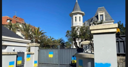 Виллу дочери Путина во Франции разукрасили украинскими флагами