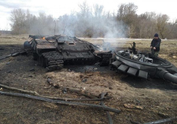 Від танків лишилася купа брухту: ЗСУ показали, як розгромили російську техніку на Сумщині