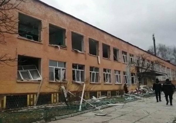 В Чернігові авіація ворога обстріляла дві школи і приватні будинки, 9 людей загинули