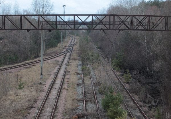 Окупанти підірвали залізничні колії в Ірпені - люди йдуть пішки