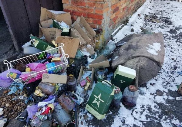 На Сумщині окупанти вигнали на мороз селян і зовсім загадили їх будинок