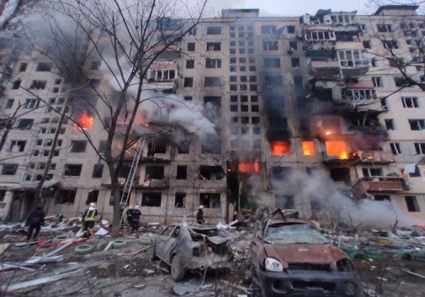 В Києві на Оболоні окупанти обстріляли багатоповерховий будинок, є загиблі