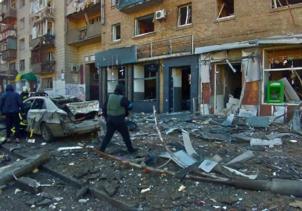 В Києві уламками ракети окупантів вбило людину