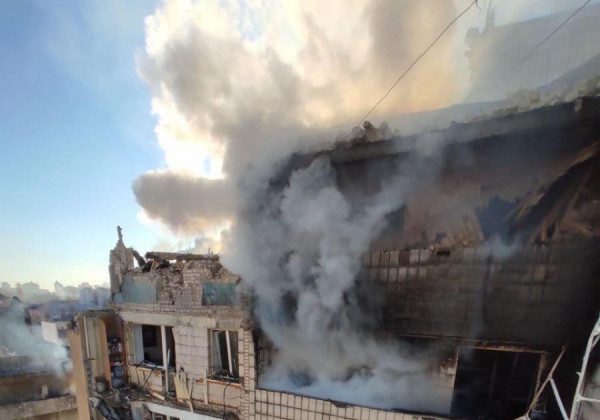 Ракетний обстріл Києва: у житловій багатоповерхівці стався обвал і пожежа, є постраждалі