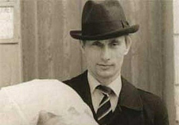 Українських дітей вбиває багатодітний батько: фото таємних дочок Путіна з татом-тираном