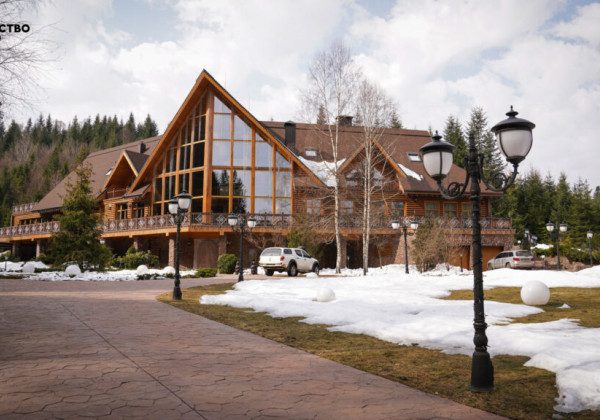 "Пшонка-стайл" і ностальгія за совком: як виглядає палац Медведчука на Закарпатті