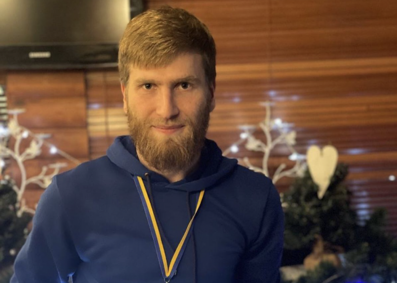 У будинок потрапив російський снаряд: у Києві разом з мамою загинув футболіст