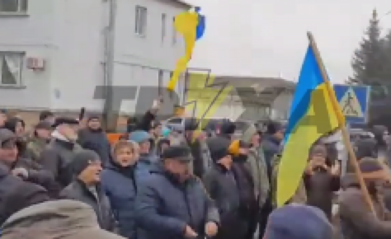 Жители Сватово "живым щитом" удержали колонну российской военной техники