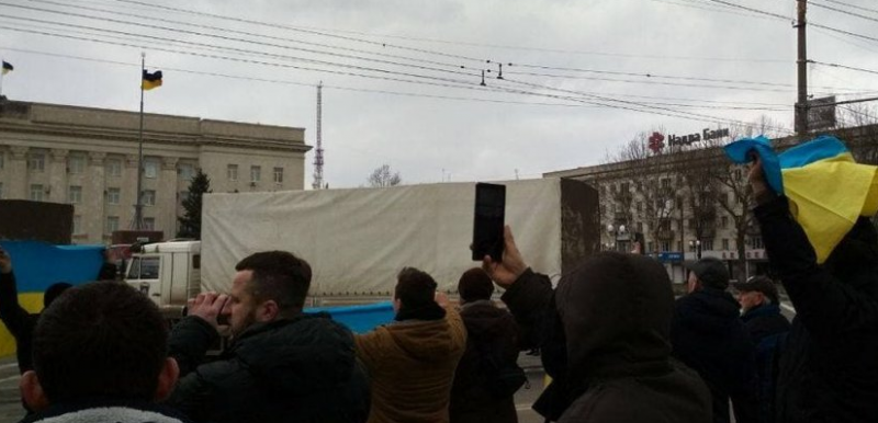 В Херсоне не состоялся митинг в поддержку "ХНР" - люди вышли на улицы с украинскими флагами