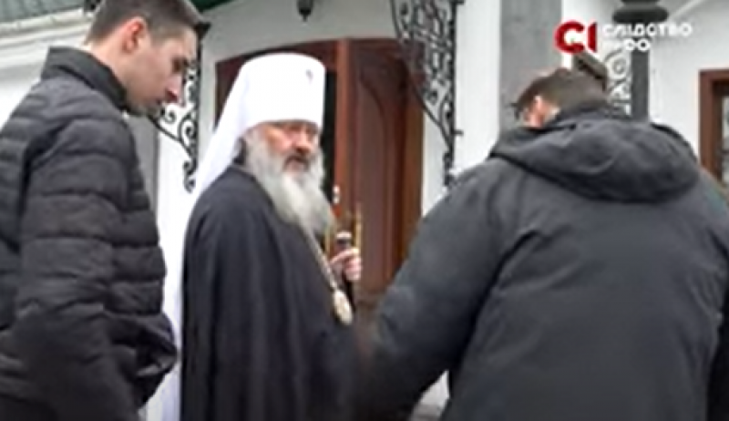 Били, пока не сломали палку: в Киево-Печерской Лавре напали на журналистов за вопросы о войне