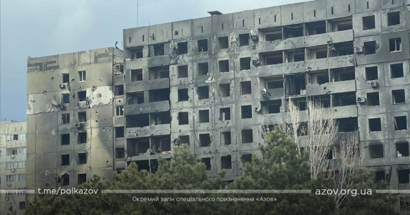 Готовят еду на кострах, а жертв хоронят во дворах: в Мариуполе катастрофа достигла предела