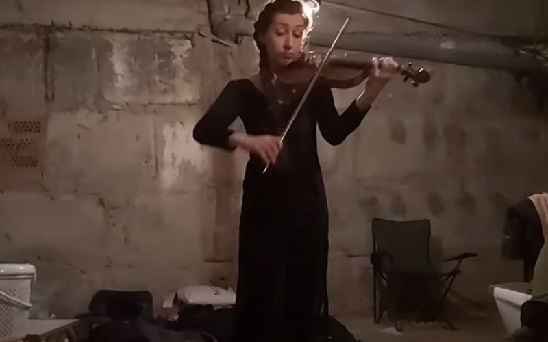 В Харькове скрипачка в бомбоубежище глушила музыкой взрывы