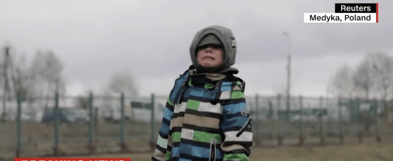 Це розриває серце: світ вразили кадри з 5-річним хлопчиком з України на кордоні з Польщею