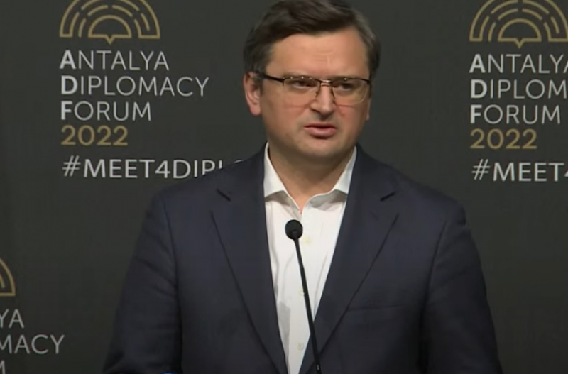 "У міністра Лаврова є його останній iPhone": Кулеба потролив колегу на тлі введення санкцій проти РФ