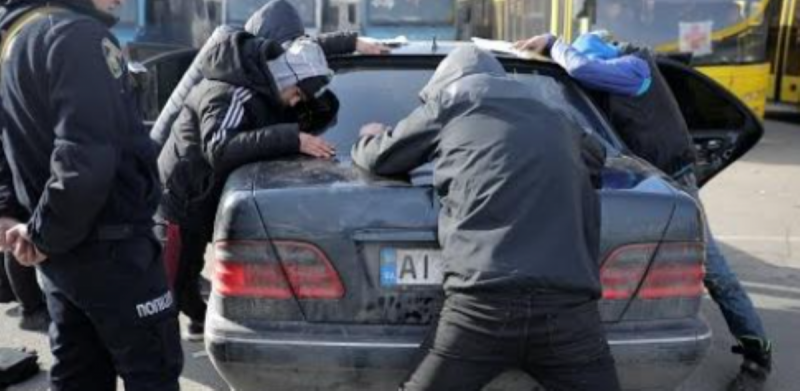 Намагалися сховатися в колоні евакуюваних: під Києвом затримана група мародерів
