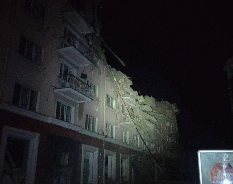 "Жорстоко нищать нашу історію": у Чернігові вороги розбомбили візитівку міста – готель "Україна"
