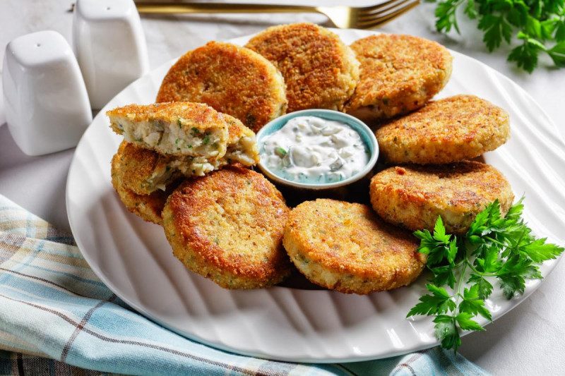 Невероятно вкусные и нежные котлеты из рыбной консервы: готовить 10 минут