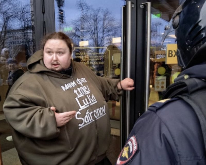 Российский пианист приковал себя наручниками к заведению Mcdonald'S из-за его закрытия