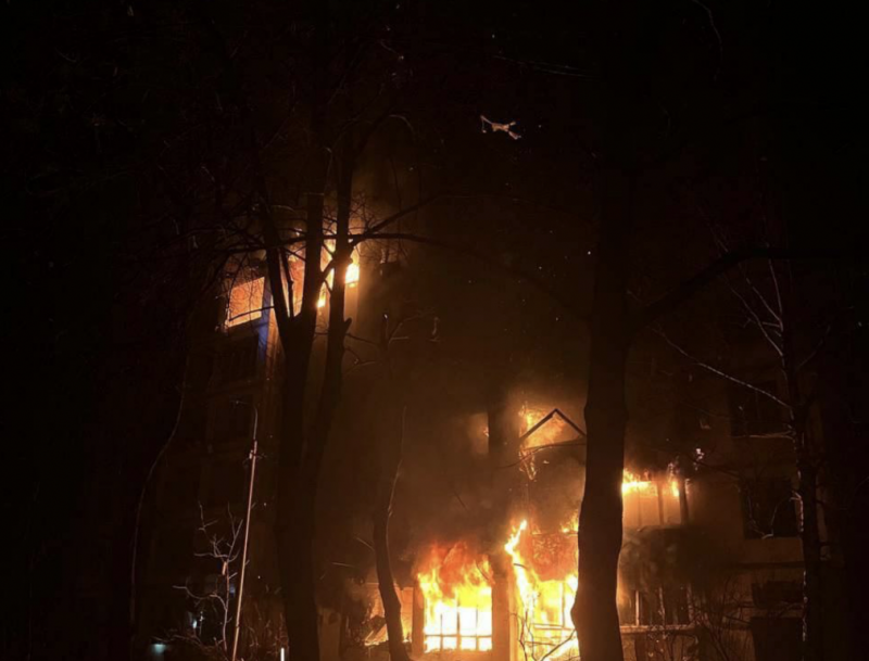 Мощный взрыв и пожар в Киеве: оккупанты запустили ракету в жилой дом