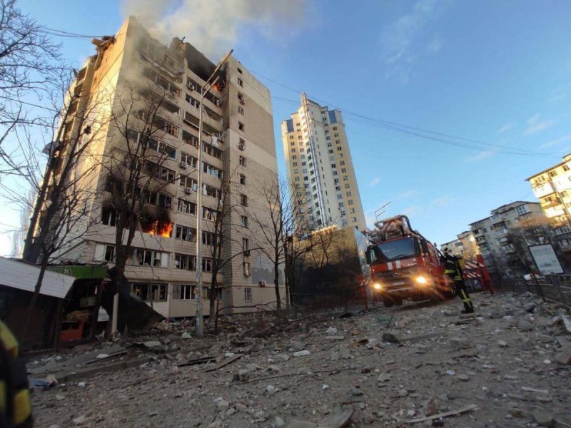 Мощные взрывы в Киеве: утром 16 марта оккупанты обстреляли столицу, осколки попали в жилой дом