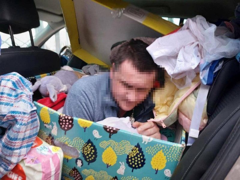 Спрятался между памперсами: мужчина хотел сбежать из Украины в "пакете малыша"