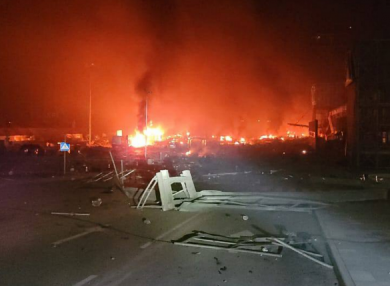 Київ знову під обстрілами: постраждали житлові будинки і ТРЦ