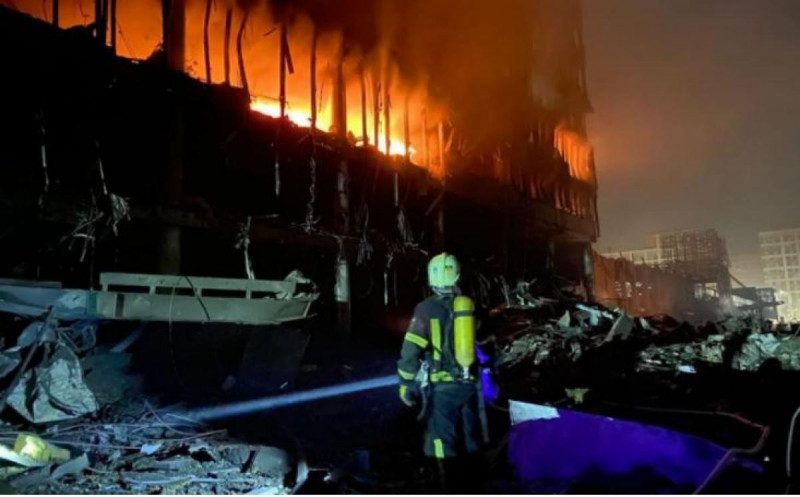 Загиблі та потерпілий: стало відомо, до чого призвів обстріл окупантами ТРЦ у Києві