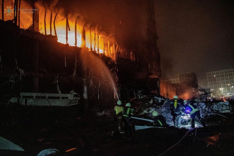 Вражеский обстрел ТРЦ в Подольском районе Киева: восемь человек погибли