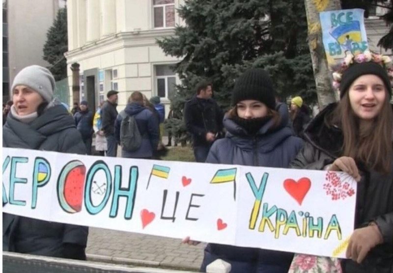 На Херсонщине жители вышли на митинг против оккупантов: агрессоры закидали толпу дымовыми шашками