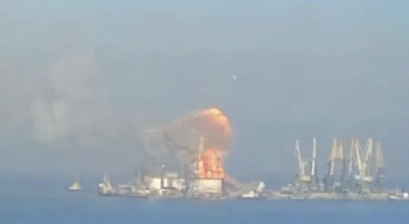 Уничтожение БДК Саратов стало ударом для России: корабли ЧФ боятся приближаться к Украине – Британия