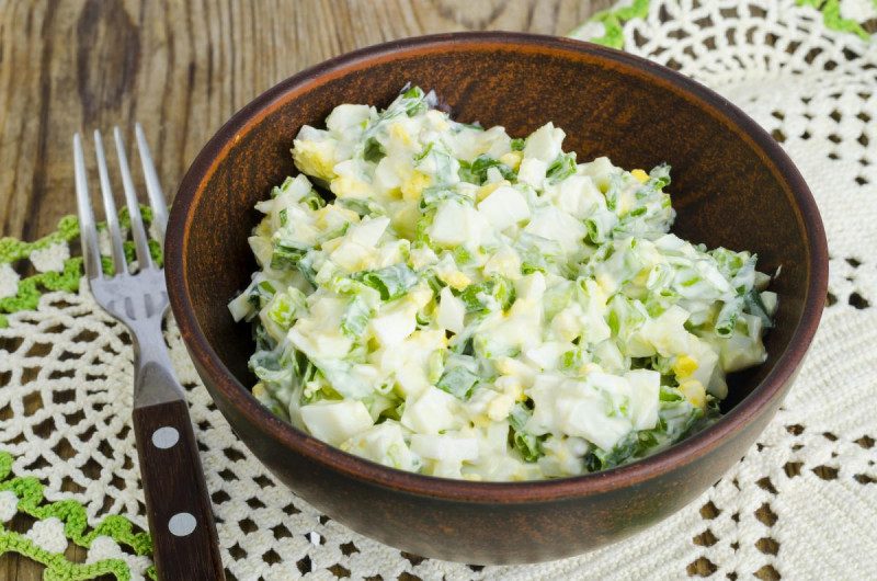 Найсмачніший весняний салат за 5 хвилин всього з двох інгредієнтів: готувати дуже просто