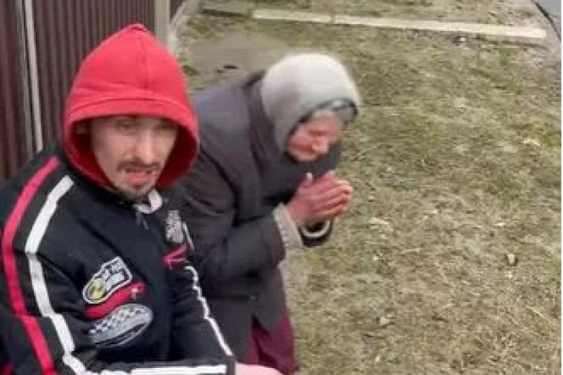Пенсионерка упала на колени и благодарила Бога, что город освободили ВСУ: в Сети появилось мощное видео