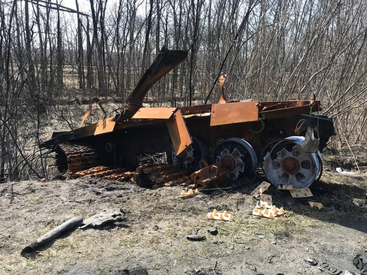 На Сумщині ЗСУ точним ударом розірвали на частини гордість РФ – танк Т-72 Б3 На Сумщині ЗСУ точним ударом розірвали на частини гордість РФ – танк Т-72 Б3