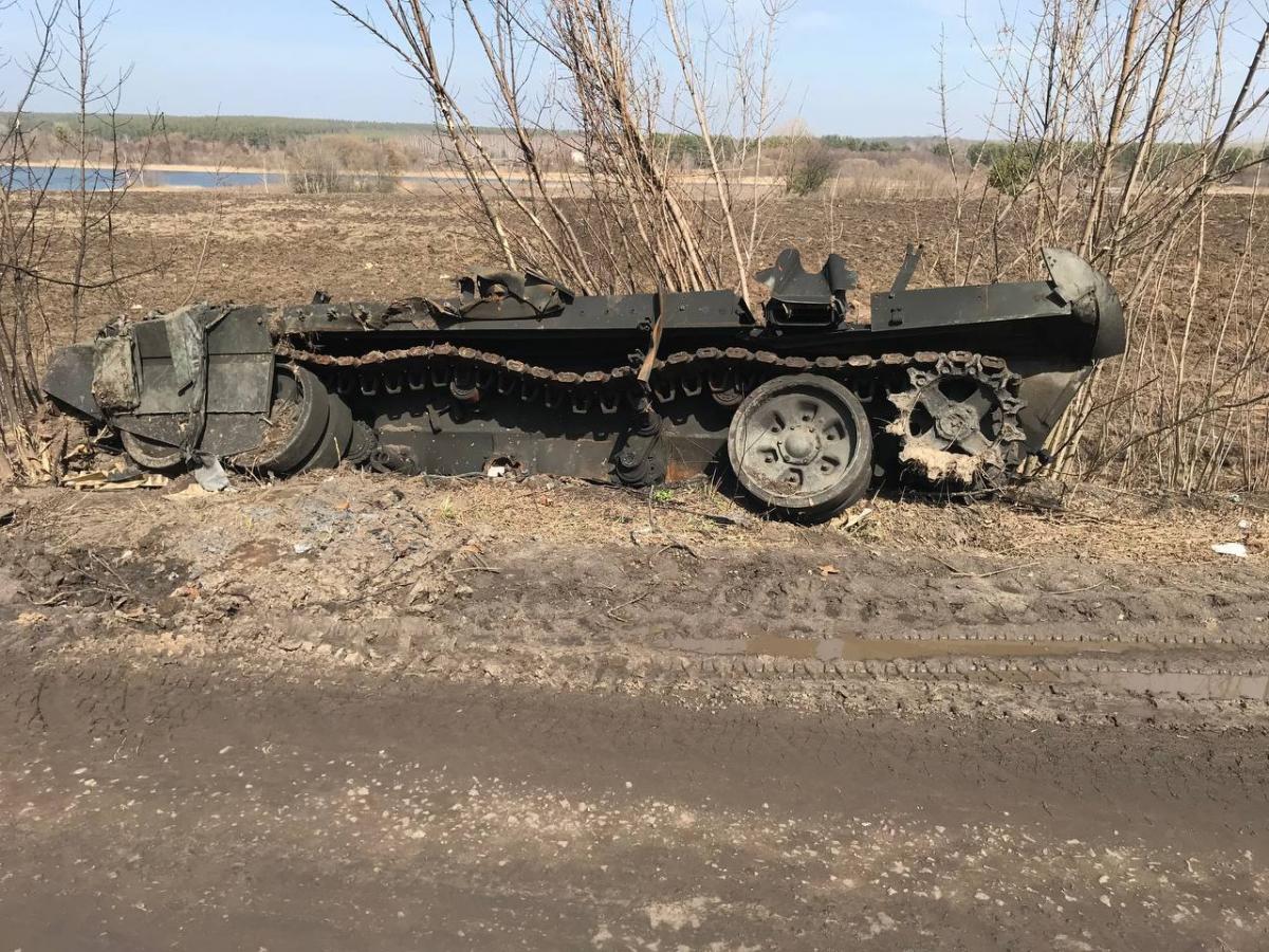 На Сумщині ЗСУ точним ударом розірвали на частини гордість РФ – танк Т-72 Б3 На Сумщині ЗСУ точним ударом розірвали на частини гордість РФ – танк Т-72 Б3