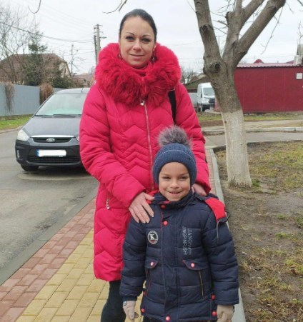 В Буче маленький мальчик носит еду на могилу мамы, которая умерла в подвале под обстрелами