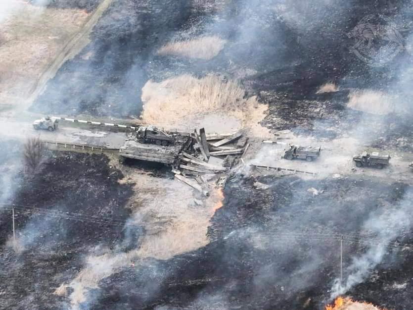 Українські військові підірвала міст і знищили колону техніки росіян Українські військові підірвала міст і знищили колону техніки росіян