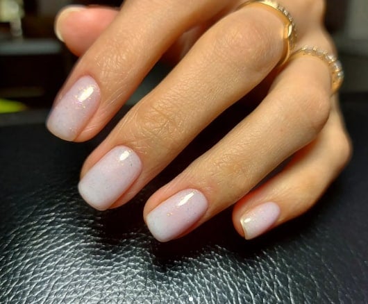 Весенний маникюр на короткие ногти 2022