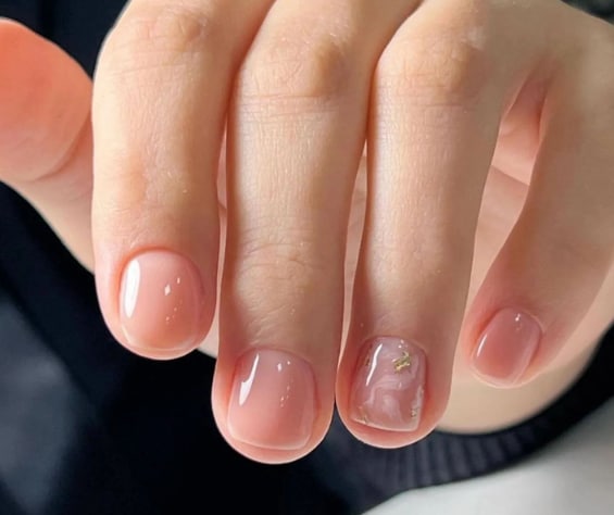 Весенний маникюр на короткие ногти 2022