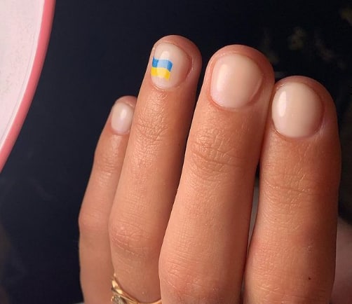 Весенний маникюр на короткие ногти 2022