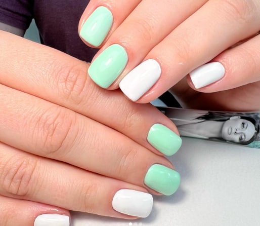 Весенний маникюр на короткие ногти 2022