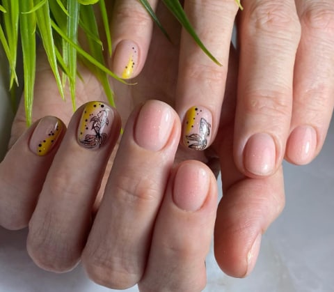 Весенний маникюр на короткие ногти 2022