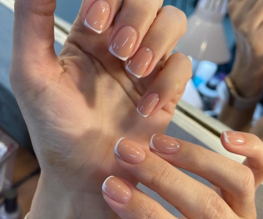 Весенний маникюр на короткие ногти 2022