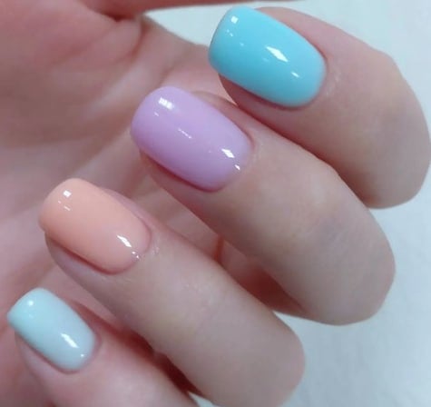 Весенний маникюр на короткие ногти 2022