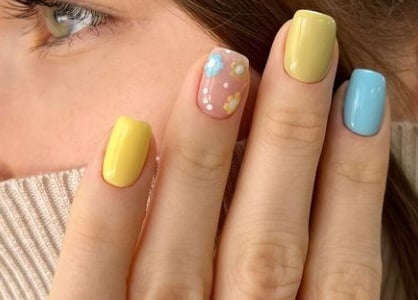 Весенний маникюр на короткие ногти 2022