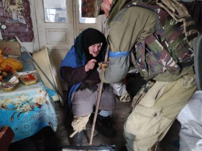 'Они забрали мою дочь': как украинцы встречали бойцов ВСУ в освобожденном поселке 'Они забрали мою дочь': как украинцы встречали бойцов ВСУ в освобожденном поселке