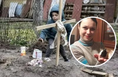 У Бучі маленький хлопчик носить їжу на могилу мами, яка померла в підвалі під обстрілами