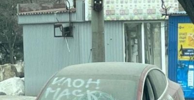 Окупанти в Маріуполі знищили машину Tesla і безсоромно облаяли Ілона Маска